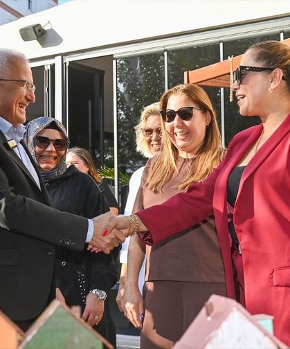 Kumluca'da kadınların el emeği ürünleri vatandaşlarla buluştu