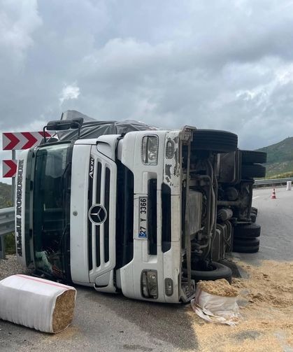 Manavgat'ta devrilen tırın sürücüsü yaralandı