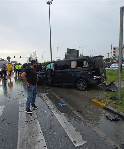 Manavgat'ta tır ile iki minibüsün çarpıştığı kazada 3 kişi yaralandı