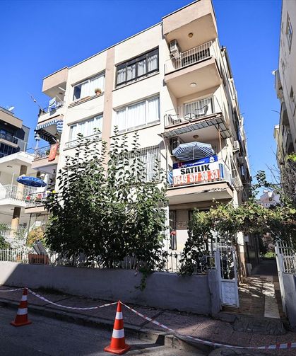 Mersin'de çatlak nedeniyle tahliye edilen apartman inceleniyor