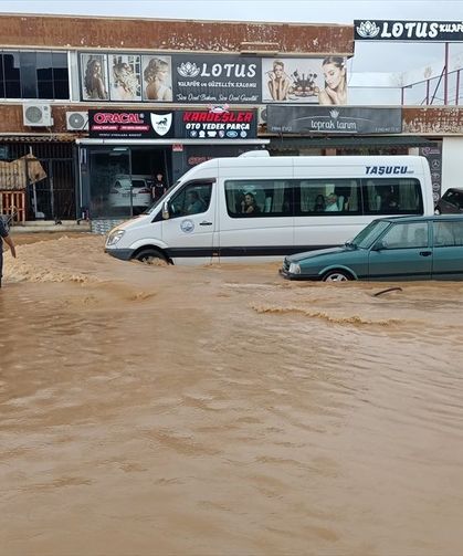 Mersin'de sağanak su baskınlarına neden oldu
