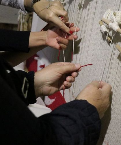 Türk bayrağı desenli halıya 5 binden fazla kişi ilmek attı
