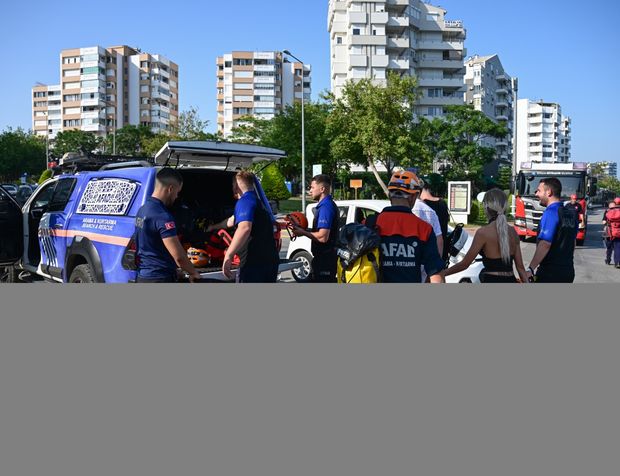 Antalya'da falezlerde mahsur kalan 3 turist kurtarıldı
