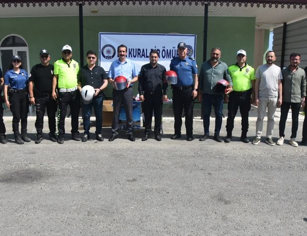 Bozyazı'da motosiklet sürücülerine kask hediye edildi