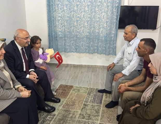 Görme engelli 4 çocuk babası vatandaşın evi Adana Valiliğince onarıldı