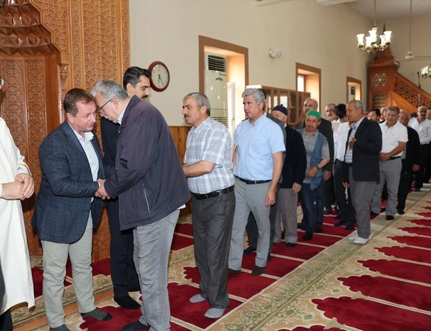 Gülnar'da protokol üyeleri vatandaşlarla bayramlaştı