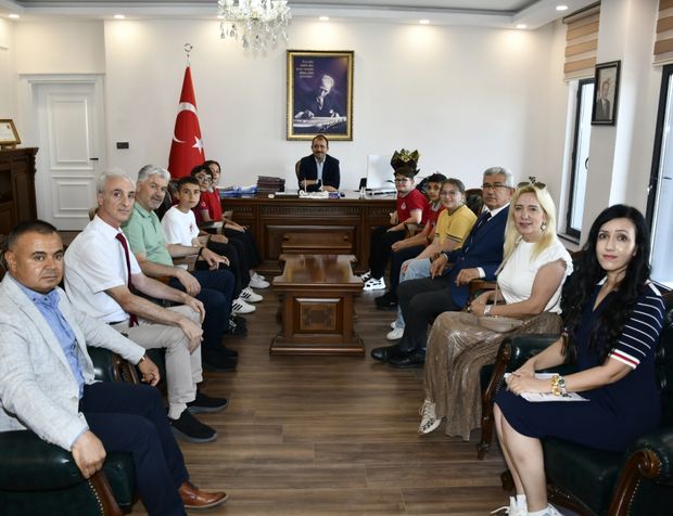 Kadirli'de bursluluk sınavında tam puan alan 6 öğrenci ödüllendirildi