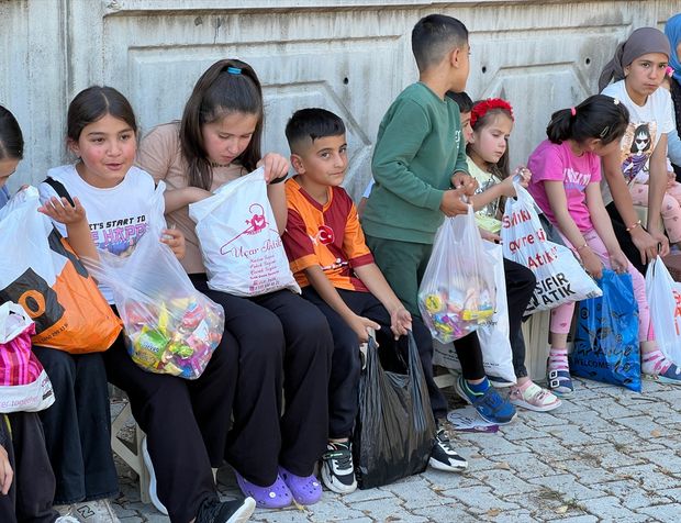 Kaş'ta 1 asırdır süren "şeker dağıtma" geleneği çocukların yüzünü güldürdü