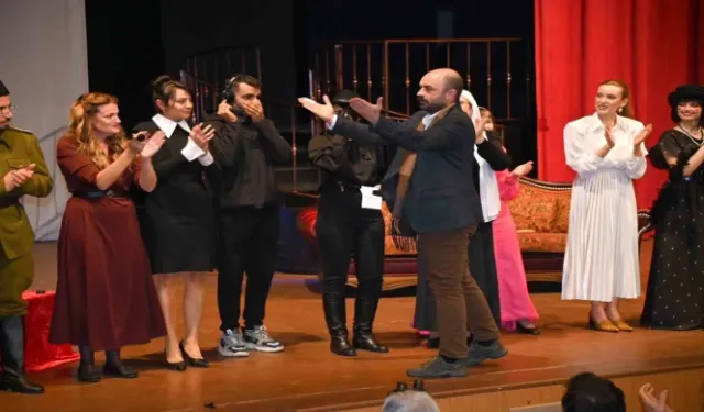 Manavgat Belediyesi Kent Tiyatrosu, "Sonsuz Kadın Sonsuz Cumhuriyet" Adlı Oyunuyla Dünya Prömiyerini Gerçekleştirdi