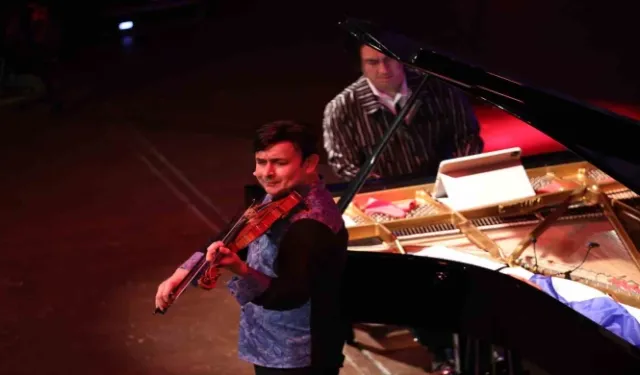 Mersin'de Aşık Veysel'i Anma Konseri Coşkusu