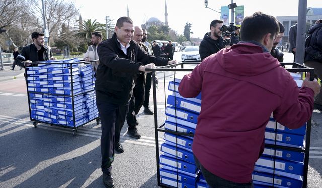 Martı, "Paylaşımlı Yolculuk Yönetmeliği" için 376 bin dilekçeyi İBB'ye teslim etti