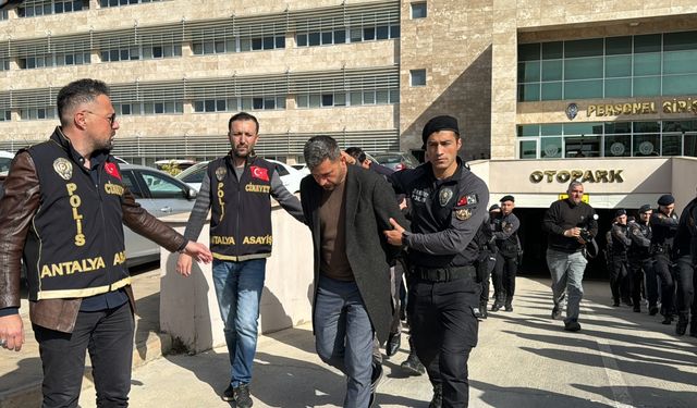 Antalya'da iki grup arasında çıkan silahlı çatışmada gözaltına alınan 25 zanlı adliyede