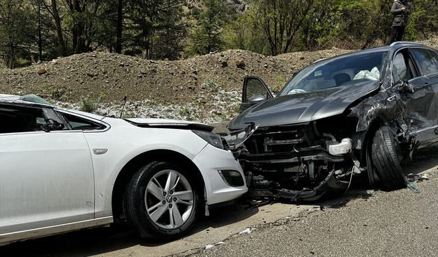 Isparta'da aynı noktadaki 2 ayrı trafik kazasında 10 kişi yaralandı