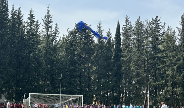 Düziçi'nde etkinlik alanına inmek isteyen yamaç paraşütçüsü ağaca takıldı