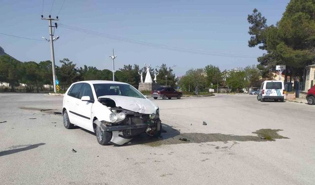 Burdur’da kavşağa kontrolsüz giren 2 otomobil çarpıştı: 1 yaralı