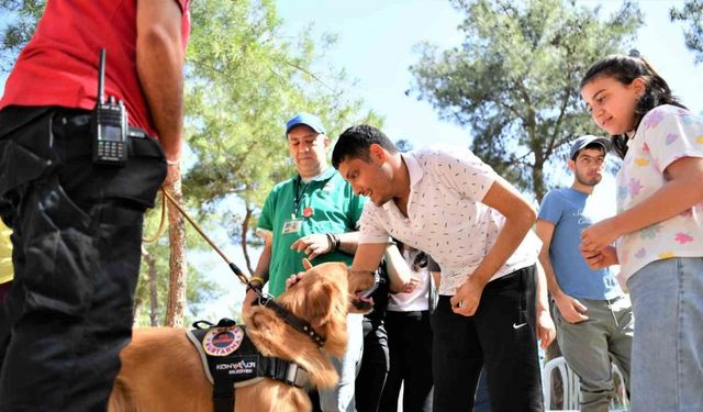 Özel öğrencilere, kurtarma köpeği eşliğinde terapi