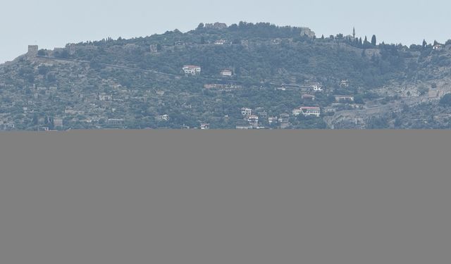 Fransa bayraklı "L'austral", Alanya Limanı'na demirledi