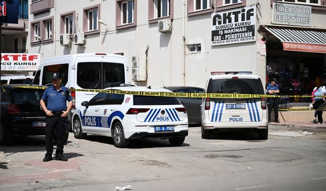 GÜNCELLEME - Adana'da iş yerine silahlı saldırı sırasında araçla yoldan geçen kadın öldü