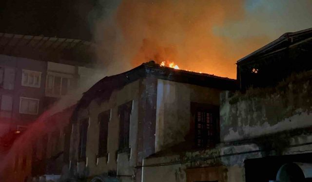 Hatay’da 200 yıllık tarihi bina çıkan yangında kül oldu
