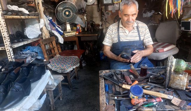 Kadirli Eski Pazar Yeri'nde 50 Yıldır Aynı Sandalyede