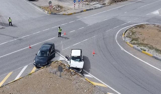 Isparta'da iki otomobilin çarpıştığı kazada 2 kişi yaralandı