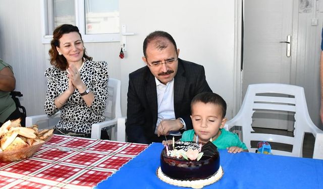 Kadirli Kaymakamı Erdinç Dolu ve Eşi, Depremzede Çocuğun Doğum Gününü Kutladı