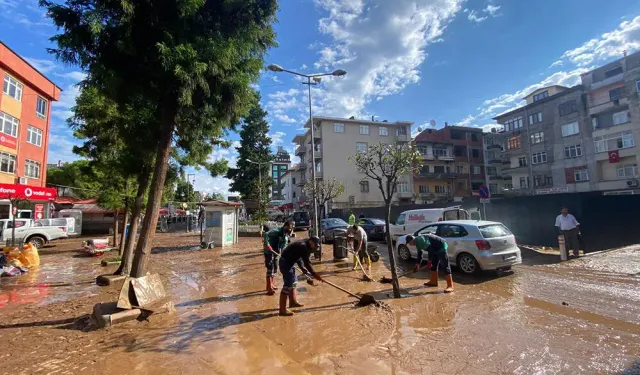 Trabzon'da Sel ve Heyelan! 320 İhbar Geldi, Ekipler Sahada