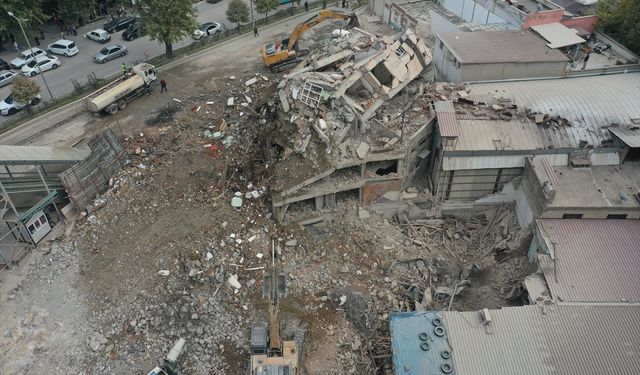 Depremin merkez üssü Kahramanmaraş'ta hasarlı binalar yıkılıyor