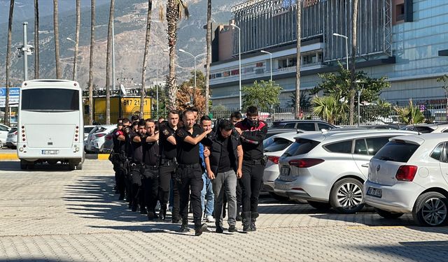 Hatay'da dolandırıcılık ve resmi belgede sahtecilik operasyonunda 20 şüpheli yakalandı