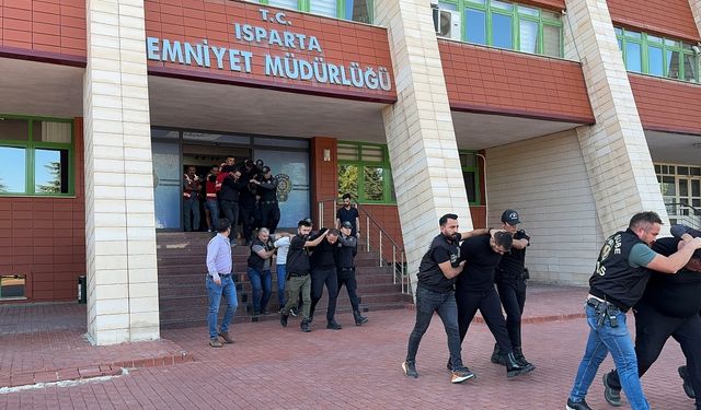 Isparta'da iki grup arasında çıkan silahlı kavgada gözaltına alınan 9 kişi tutuklandı