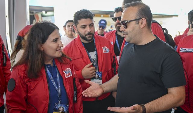 Sanayi ve Teknoloji Bakanı Mehmet Fatih Kacır, Anadolu Ajansı standını ziyaret etti: