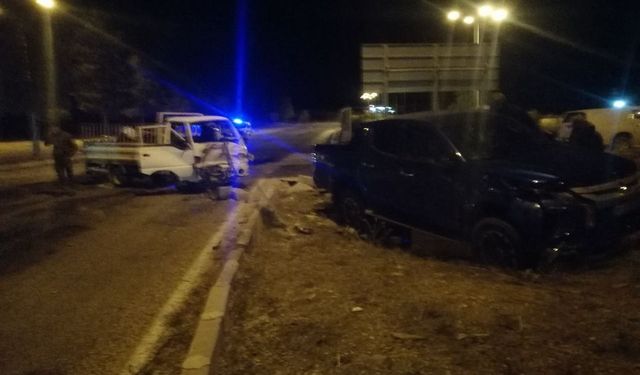 Isparta’da kamyonet ile hafif ticari araç çarpıştı: 1 yaralı