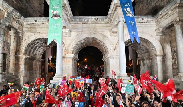 Kaleiçi Old Town Festivali geleneksel korteji Antalya sokaklarını renklendirdi