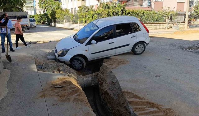 Otomobil kazılan çukura düştü