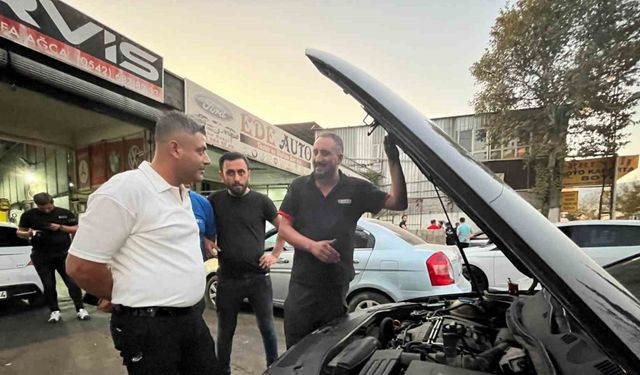 Otomobili tamirden erken çıkınca davul zurna eşliğinde oynayarak teslim aldı