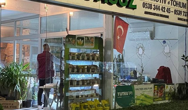 Antalya'da iş yerine silahlı saldırı anı güvenlik kamerasınca kaydedildi