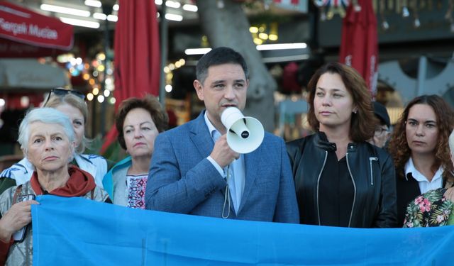 Antalya'da yaşayan Ukraynalılar, Rusya'nın ülkelerine saldırılarını protesto etti