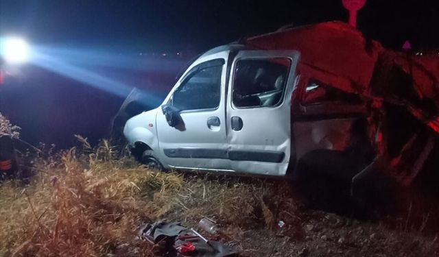 Burdur'da devrilen hafif ticari araçtaki 1 kişi öldü, 3 kişi yaralandı