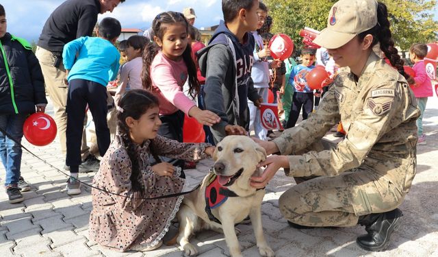 Hatay'da jandarma ekipleri çocuklarla buluştu