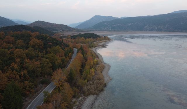 Kovada Gölü, sonbaharda eşsiz renk cümbüşü yaşatıyor