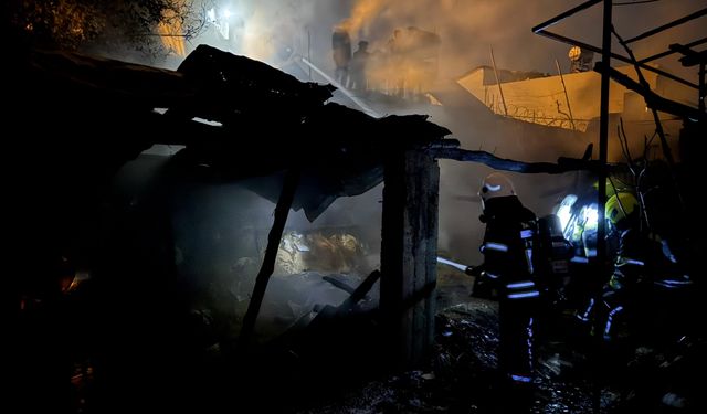 Tarsus'ta odunlukta çıkan yangın söndürüldü