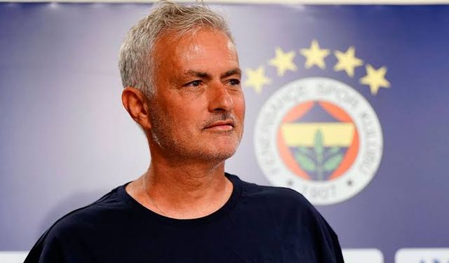 Jose Mourinho ve Futbolcular Eğitim Bursu Alan  Çocuklarla Buluştu