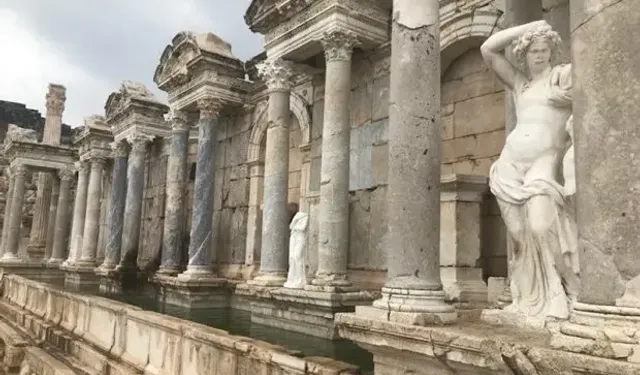 Sagalassos Antik Kenti'nde anıtsal Hadrianus Çeşmesi ayağa kaldırılıyor