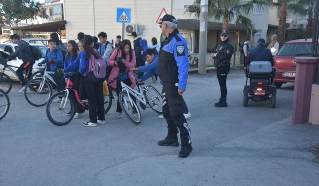 Bozyazı'da polis ekipleri okulların çevresindeki denetimlerini sürdürdü