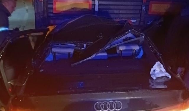 Burdur'da tırla çarpışan otomobildeki 2 kişi yaralandı