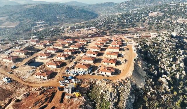 Hatay Altınözü'ndeki kırsal afet konutlarının yapımı sürüyor