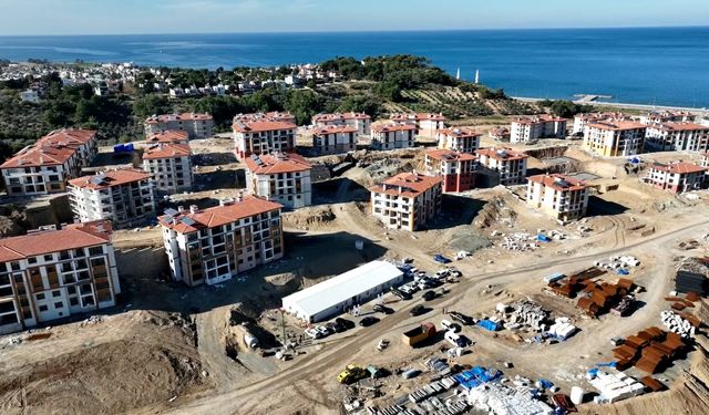 Hatay Arsuz'da deprem konutlarının yapımı sürüyor