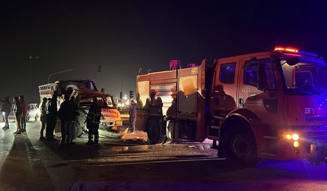 Hatay'da kamyonla çarpışan çekicideki 2 kişi yaralandı