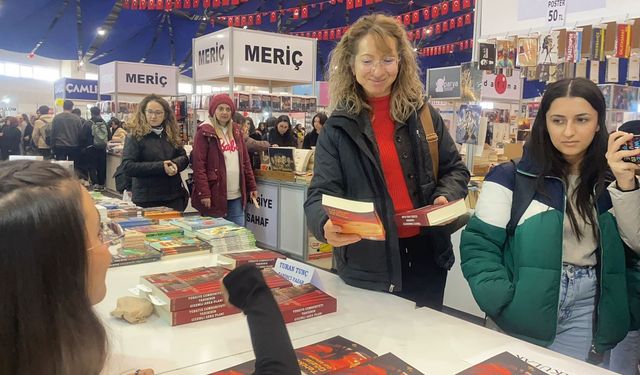 Isparta'da 16 yaşındaki yazar yayımladığı 4 kitabıyla kitap fuarında