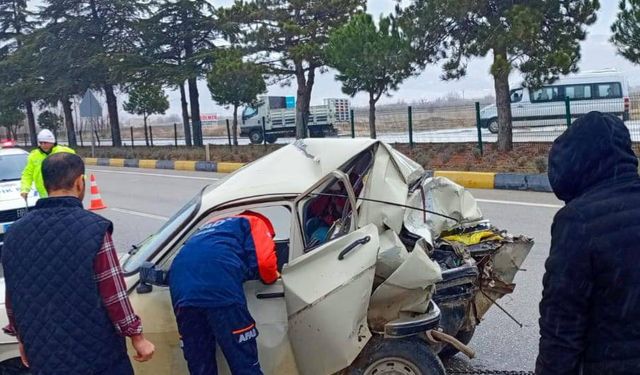 Isparta'da kamyonetle otomobilin çarpıştığı kazada 1 kişi öldü